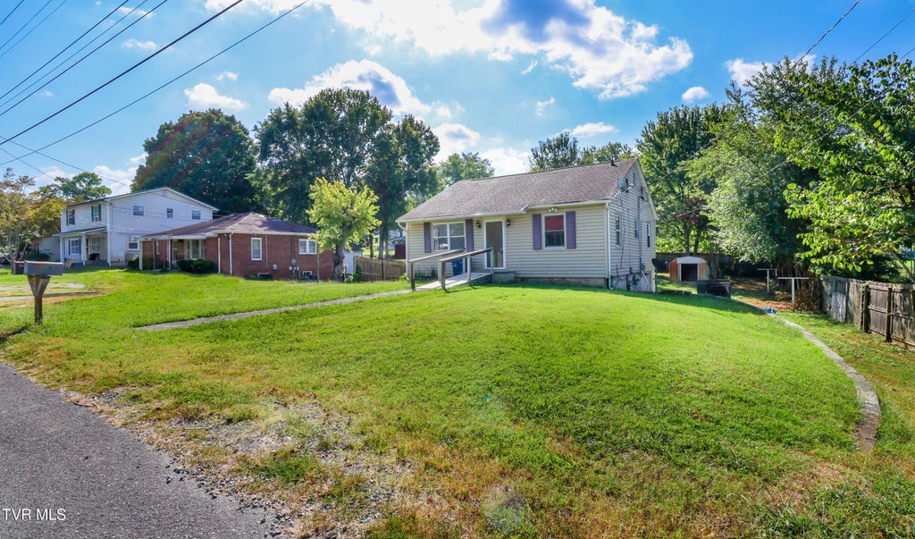 Photo of 516 Brown Avenue, Morristown, TN 37813 (MLS # 10001061)