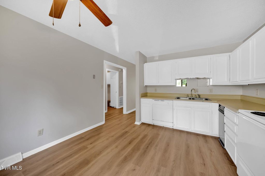 Photo of 1559 Colony Park Drive #37, Johnson City, TN 37604 (MLS # 9989889)