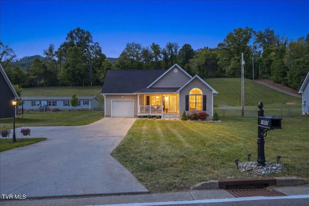 Photo of 1807 Highway 91, Elizabethton, TN 37643 (MLS # 9994975)