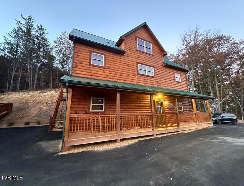 Photo of 834 String Run Way, Pigeon Forge, TN 37863 (MLS # 9989542)