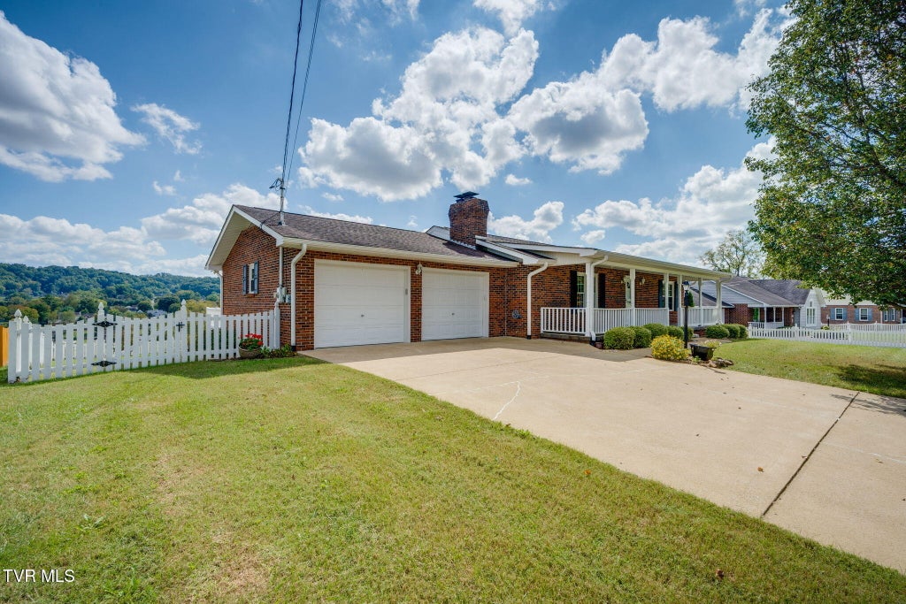 Photo of 208 Bart Green Drive, Johnson City, TN 37615 (MLS # 10001912)