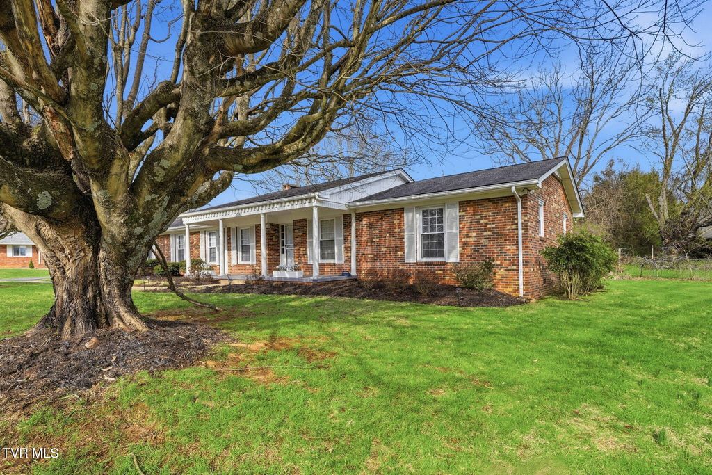 Photo of 805 Hiwassee Heights Drive, Johnson City, TN 37601 (MLS # 9992680)