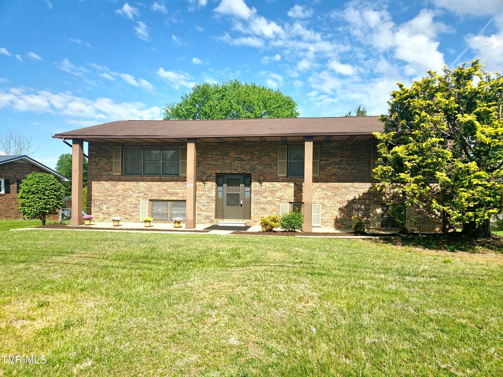 Photo of 2910 Newbern Drive, Johnson City, TN 37604 (MLS # 9988800)