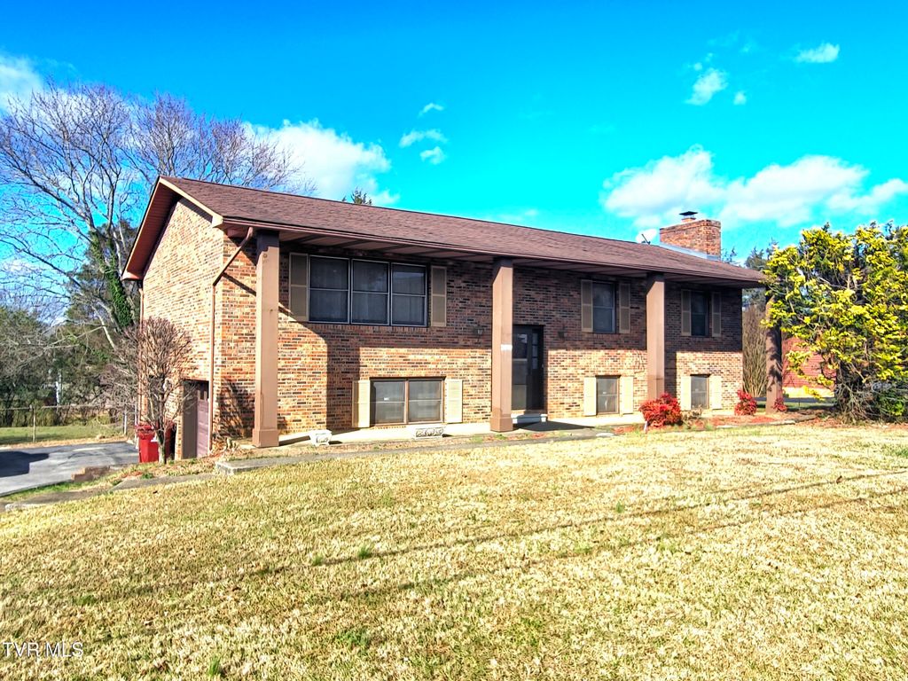 Photo of 2910 Newbern Drive, Johnson City, TN 37604 (MLS # 9988800)