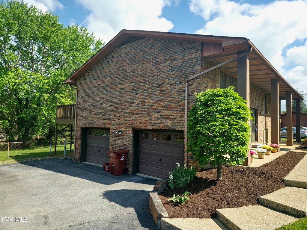 Photo of 2910 Newbern Drive, Johnson City, TN 37604 (MLS # 9988800)