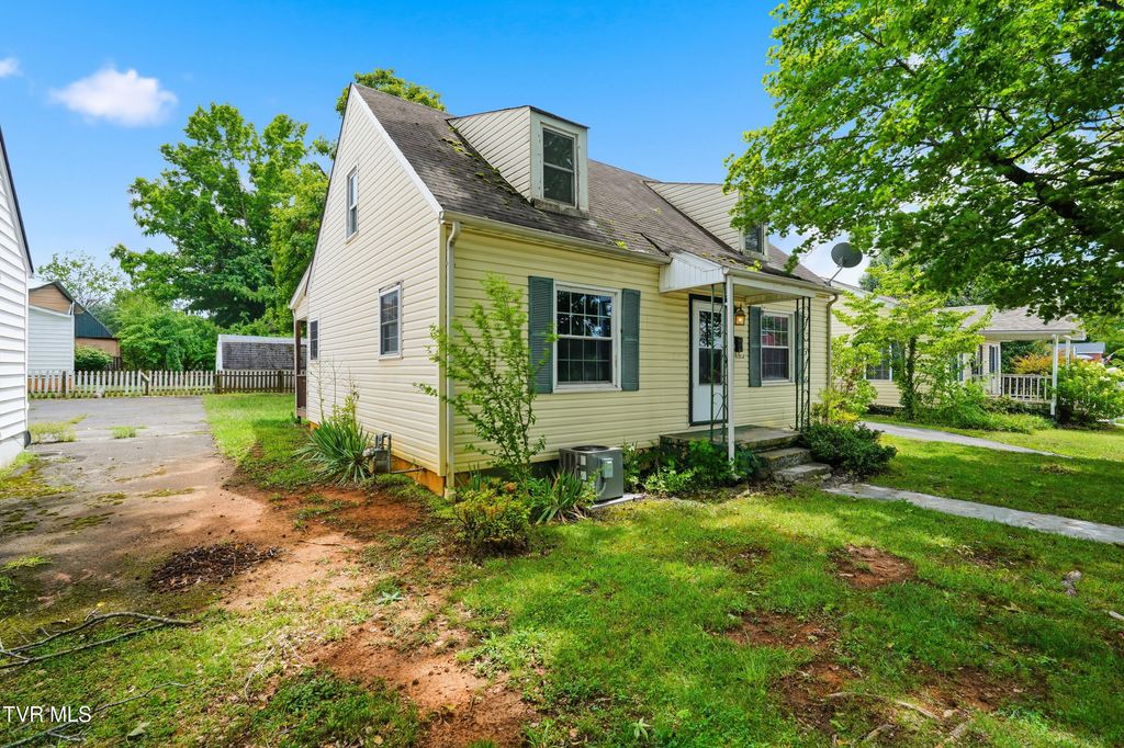 Photo of 2004 Euclid Avenue, Bristol, VA 24201 (MLS # 9997283)