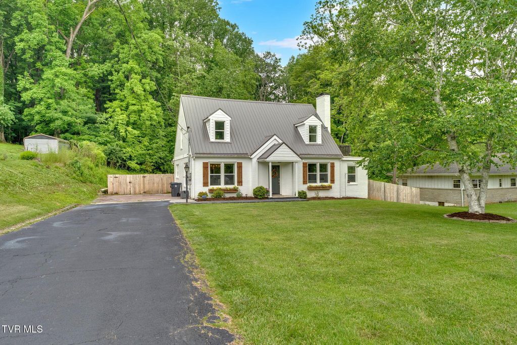 Photo of 112 Maplelawn Drive, Bristol, TN 37620 (MLS # 9987689)