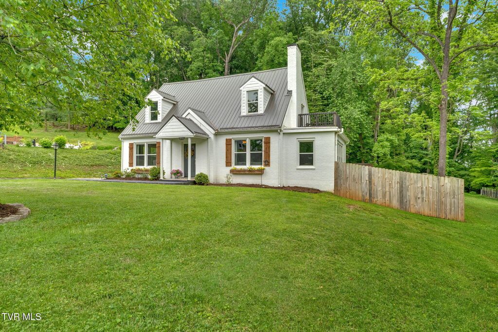 Photo of 112 Maplelawn Drive, Bristol, TN 37620 (MLS # 9987689)