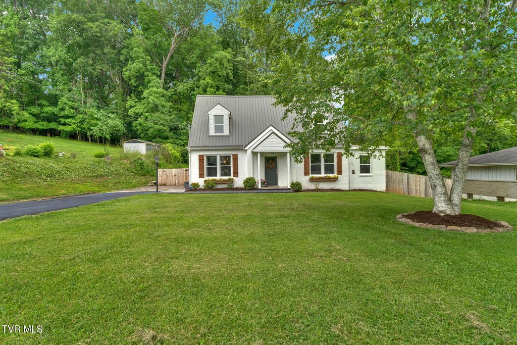 Photo of 112 Maplelawn Drive, Bristol, TN 37620 (MLS # 9987689)