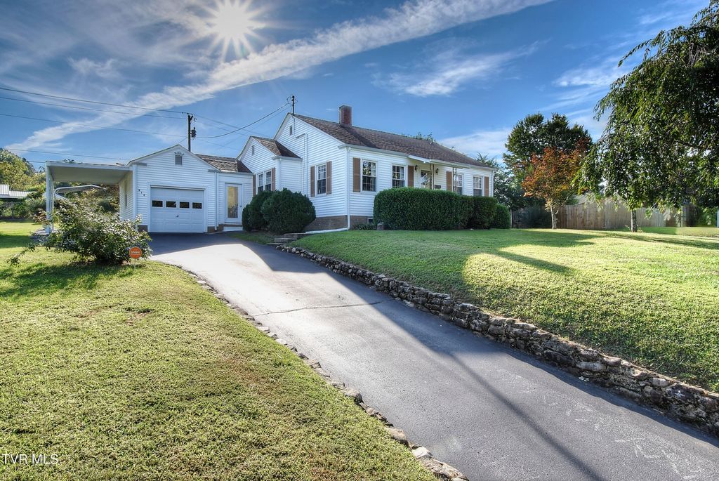 Photo of 816 Riverview Drive, Elizabethton, TN 37643 (MLS # 9991818)