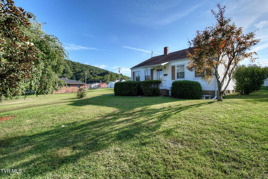 Photo of 816 Riverview Drive, Elizabethton, TN 37643 (MLS # 9991818)
