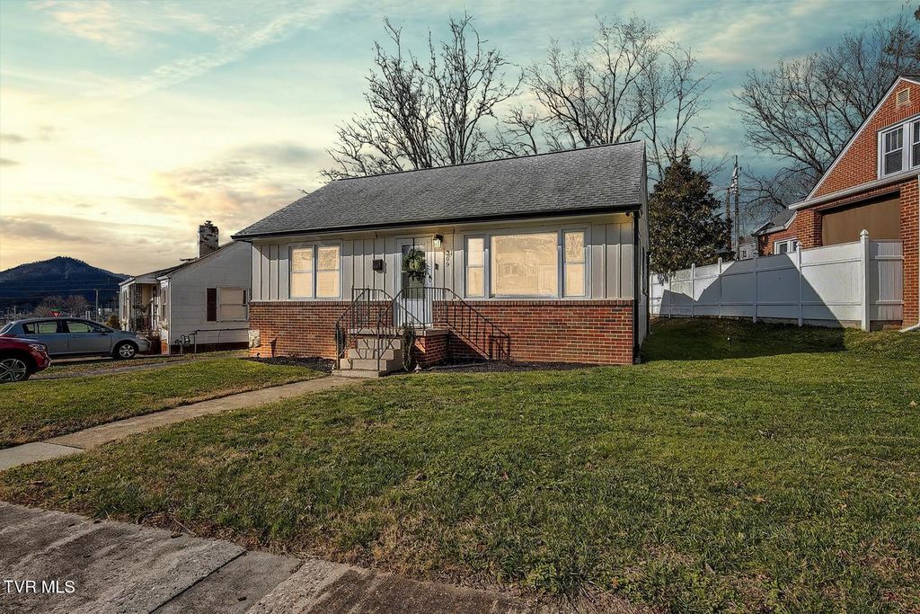 Photo of 209 Tennessee Street, Kingsport, TN 37660 (MLS # 9989635)