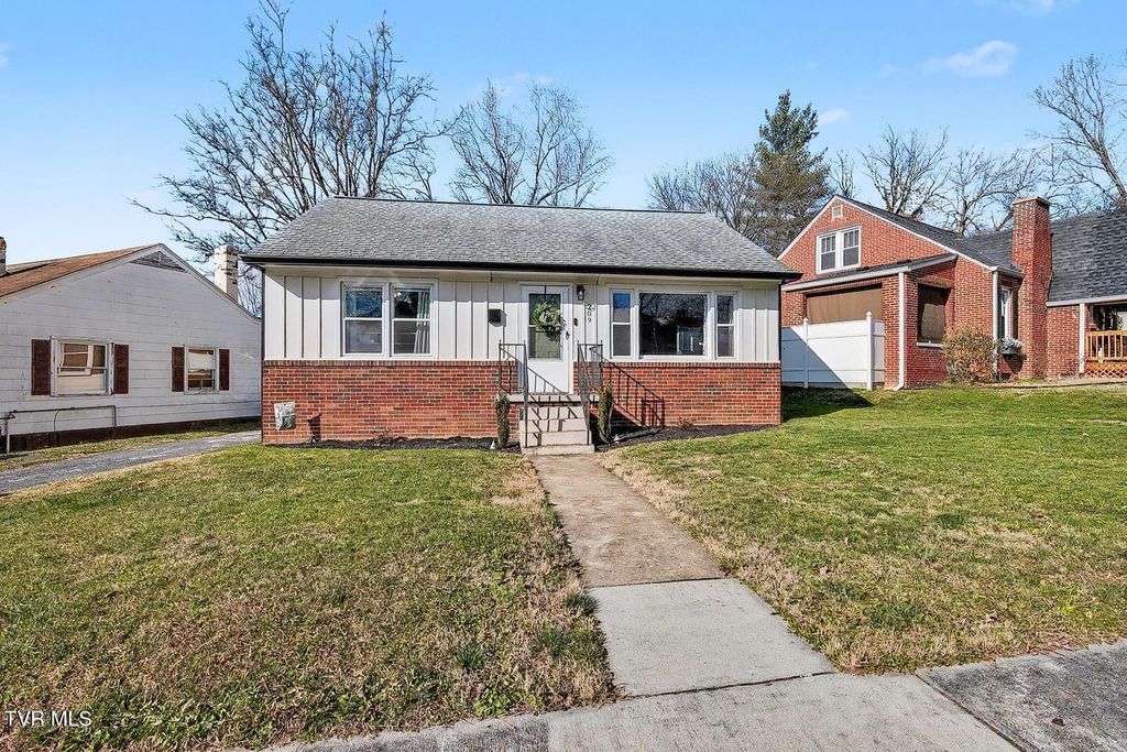 Photo of 209 Tennessee Street, Kingsport, TN 37660 (MLS # 9989635)