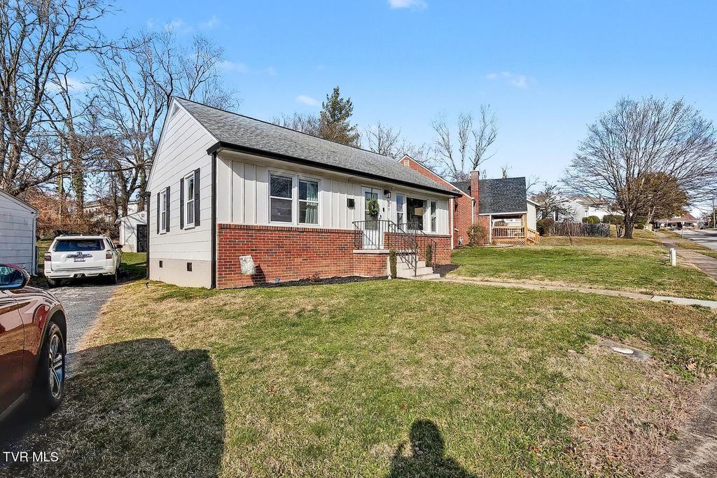 Photo of 209 Tennessee Street, Kingsport, TN 37660 (MLS # 9989635)