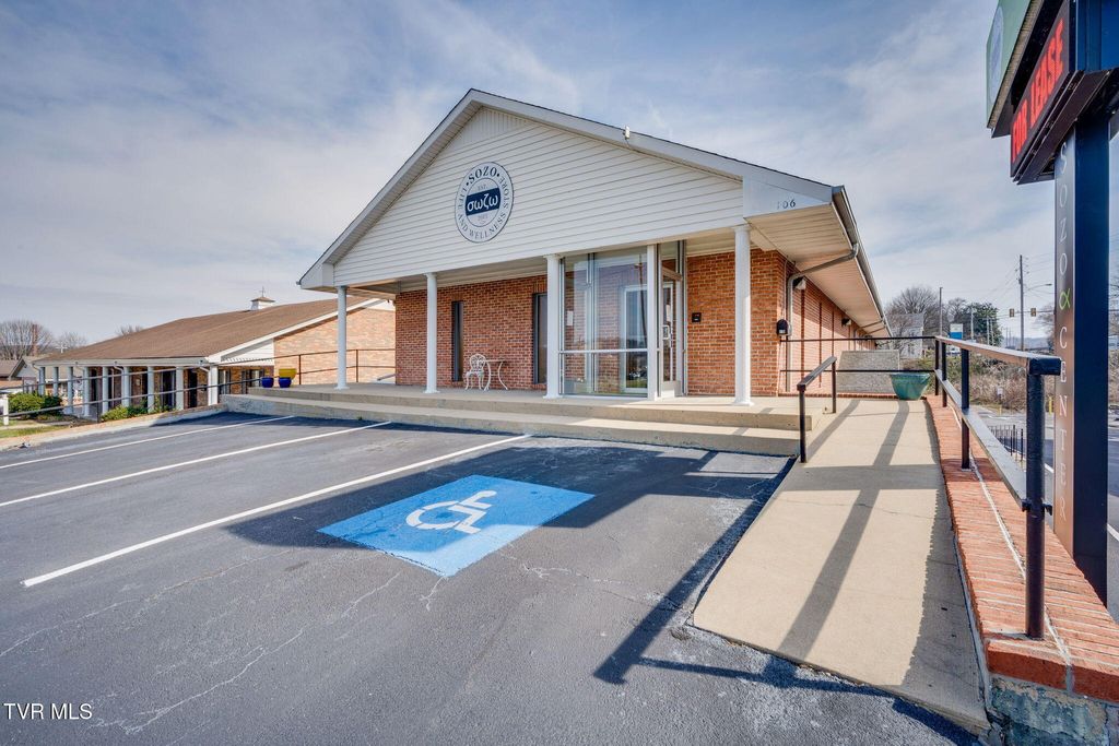 Photo of 106 Rogosin Drive, Elizabethton, TN 37643 (MLS # 9992668)