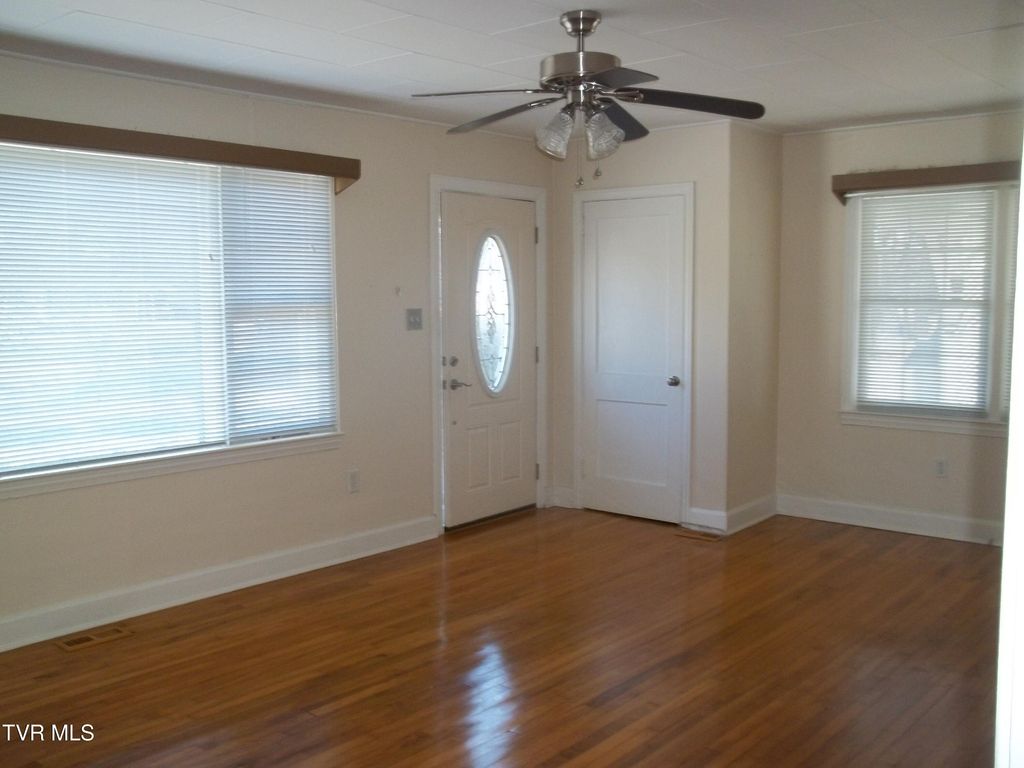 Photo of 1012 College Avenue, Bristol, TN 37620 (MLS # 9990366)