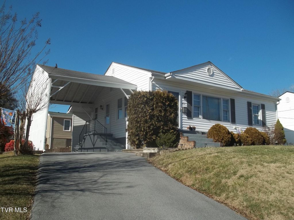 Photo of 1012 College Avenue, Bristol, TN 37620 (MLS # 9990366)