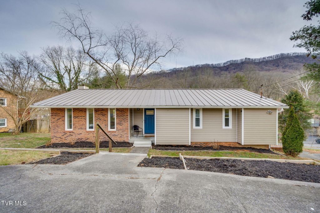 Photo of 1025 Amersham Road, Kingsport, TN 37660 (MLS # 9990131)