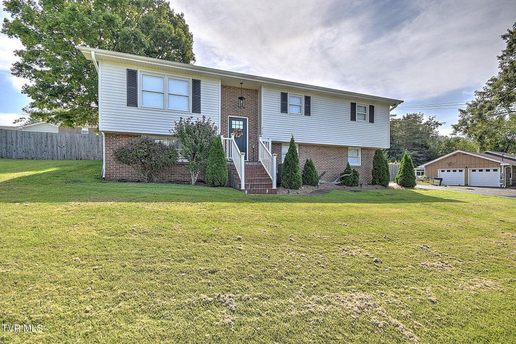Photo of 213 Paramount Drive, Bristol, TN 37620 (MLS # 10000128)