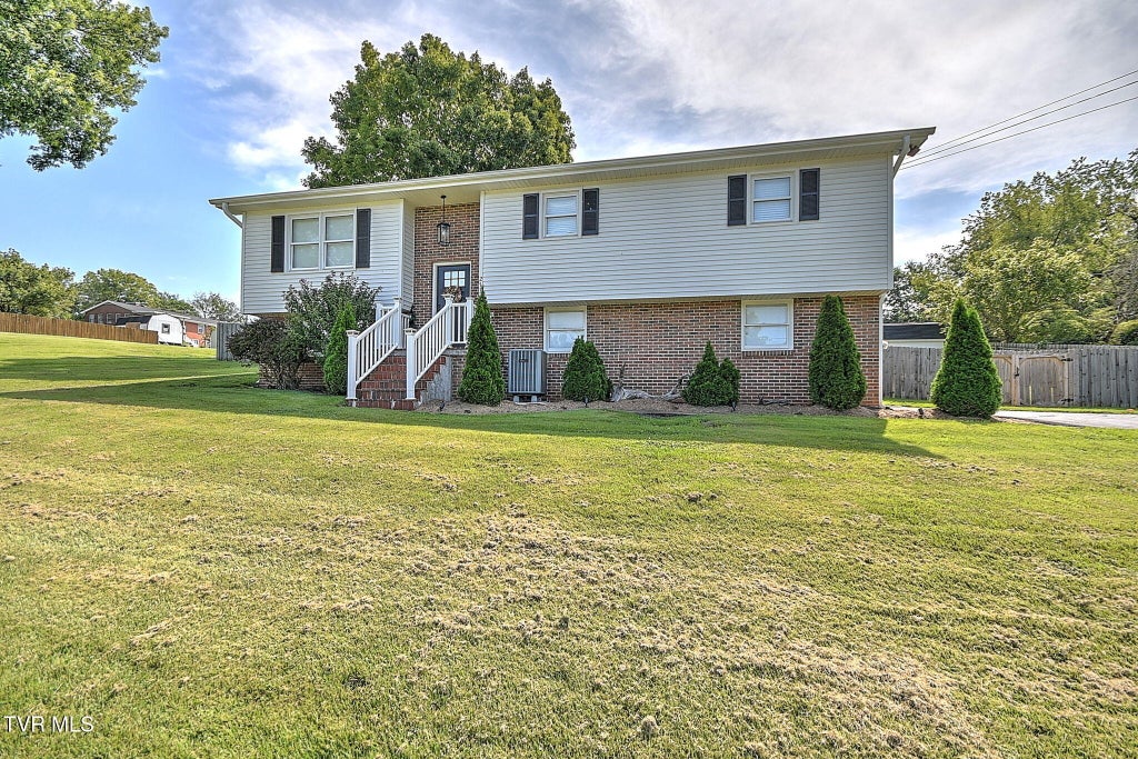 Photo of 213 Paramount Drive, Bristol, TN 37620 (MLS # 10000128)