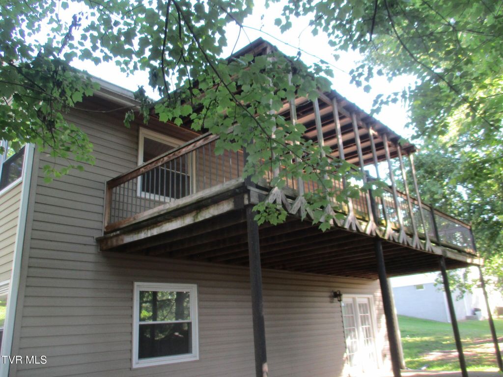 Photo of 300 Lakeview Circle, Bluff City, TN 37618 (MLS # 9995242)