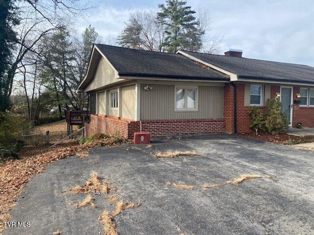 Photo of 2107 Valley Lane Lane, Johnson City, TN 37604 (MLS # 9988658)