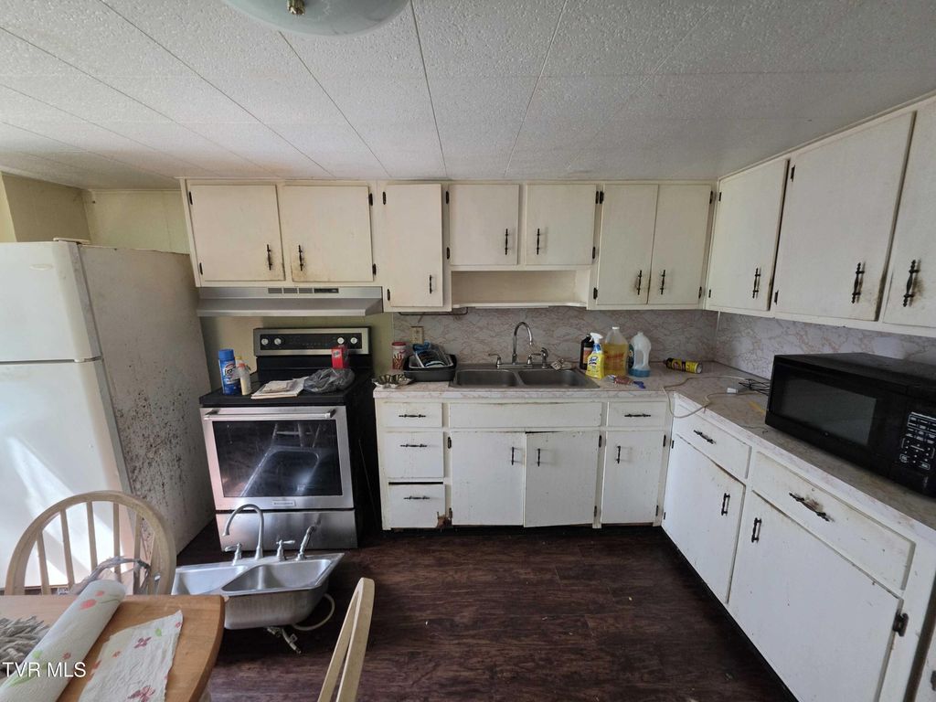 Photo of 1043 Jackson Street, Gate City, VA 24251 (MLS # 9998650)