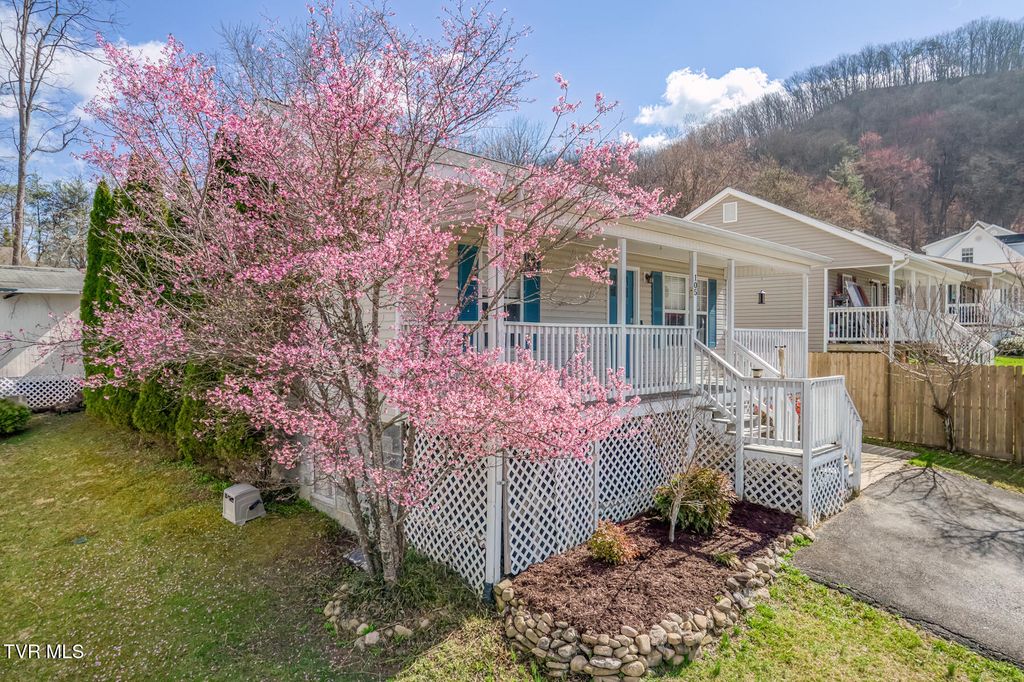 Photo of 105 Saint James Place, Bristol, TN 37620 (MLS # 9992492)