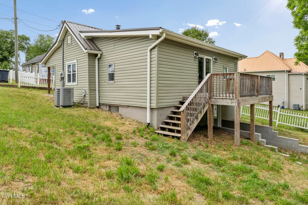 Photo of 825 5th Street, Bristol, TN 37620 (MLS # 9995957)