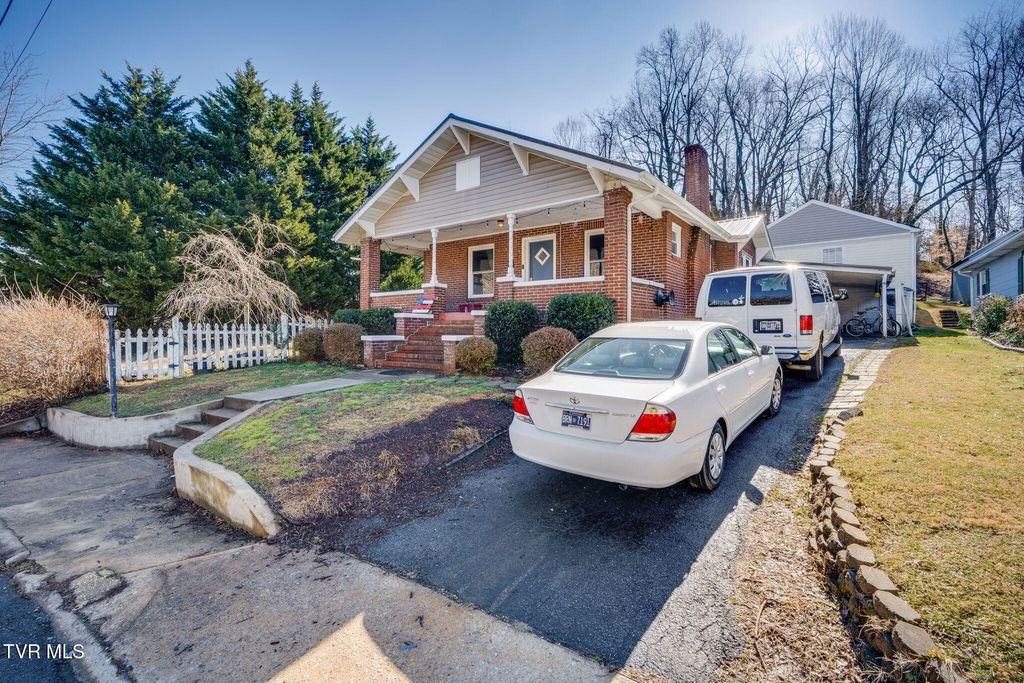 Photo of 605 Franklin Street, Johnson City, TN 37604 (MLS # 9991328)