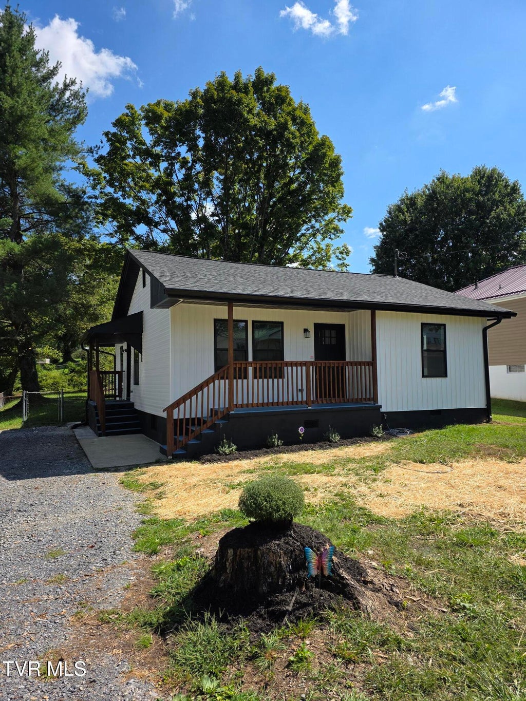 Photo of 305 Johnston Avenue, Bristol, TN 37620 (MLS # 10000402)