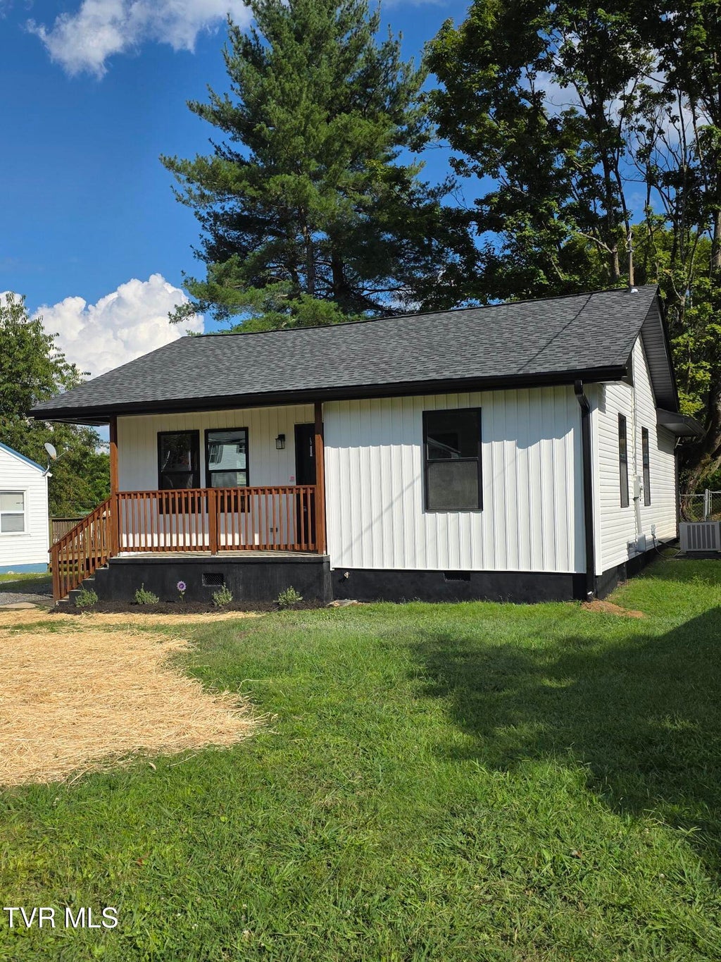Photo of 305 Johnston Avenue, Bristol, TN 37620 (MLS # 10000402)