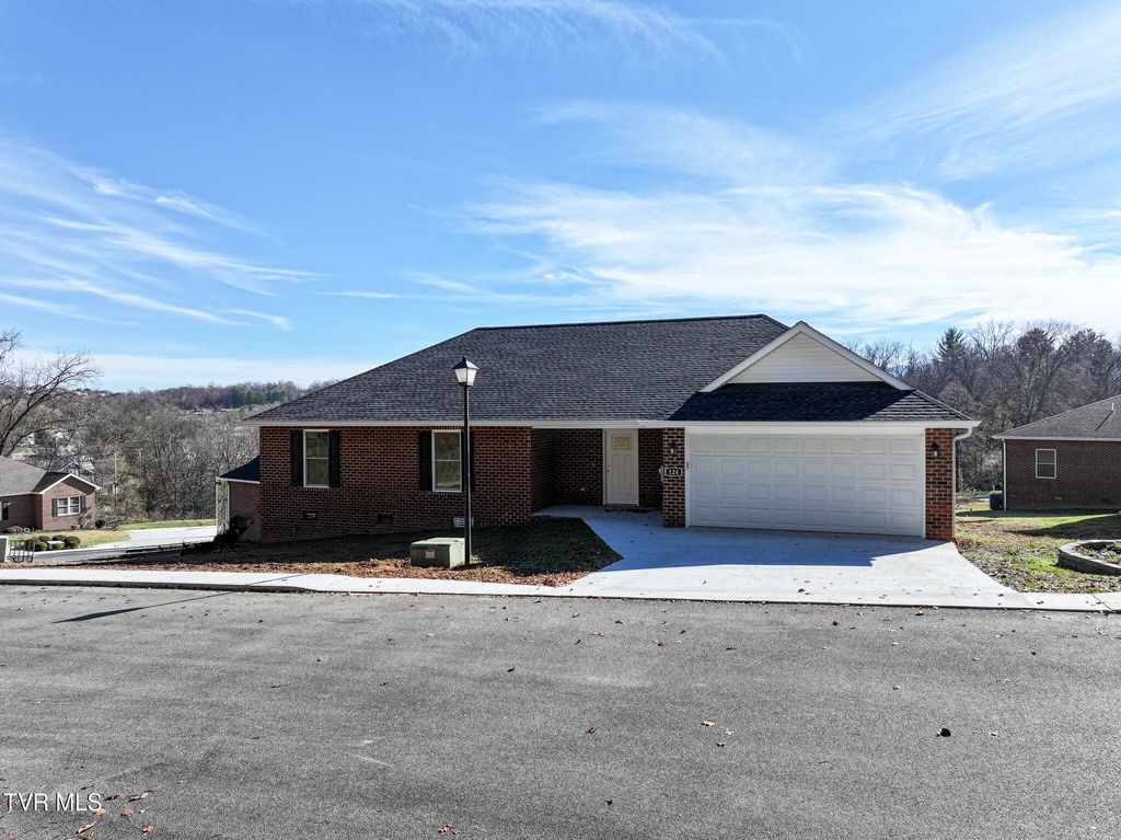 Photo of 124 Keeneland Circle, Greeneville, TN 37743 (MLS # 9988789)