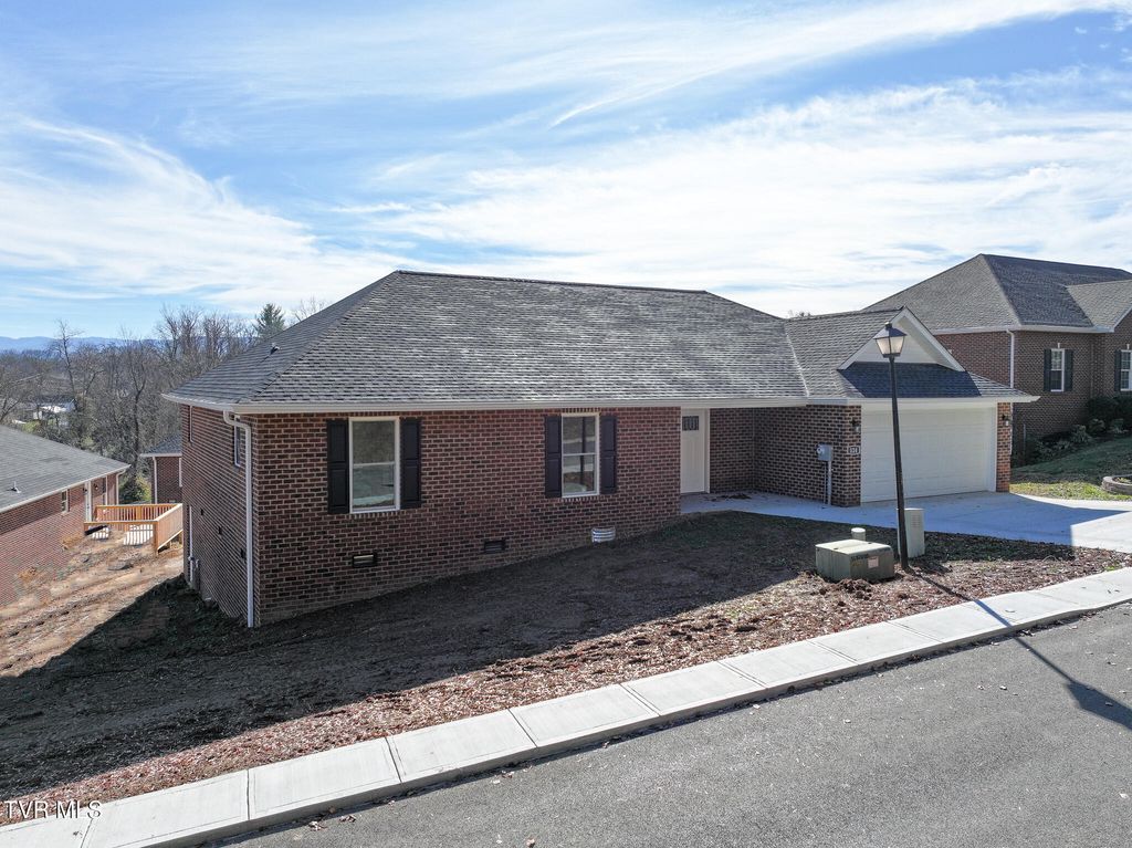 Photo of 124 Keeneland Circle, Greeneville, TN 37743 (MLS # 9988789)