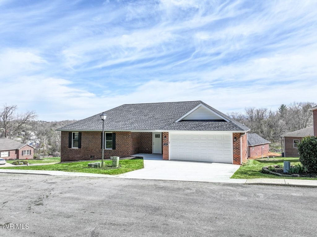 Photo of 124 Keeneland Circle, Greeneville, TN 37743 (MLS # 9988789)