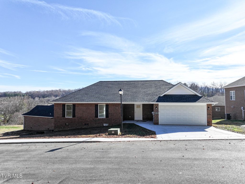 Photo of 124 Keeneland Circle, Greeneville, TN 37743 (MLS # 9988789)