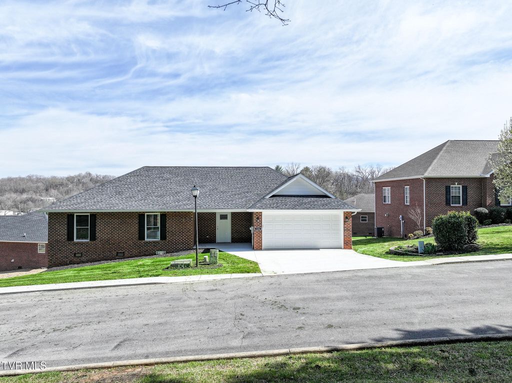 Photo of 124 Keeneland Circle, Greeneville, TN 37743 (MLS # 9988789)