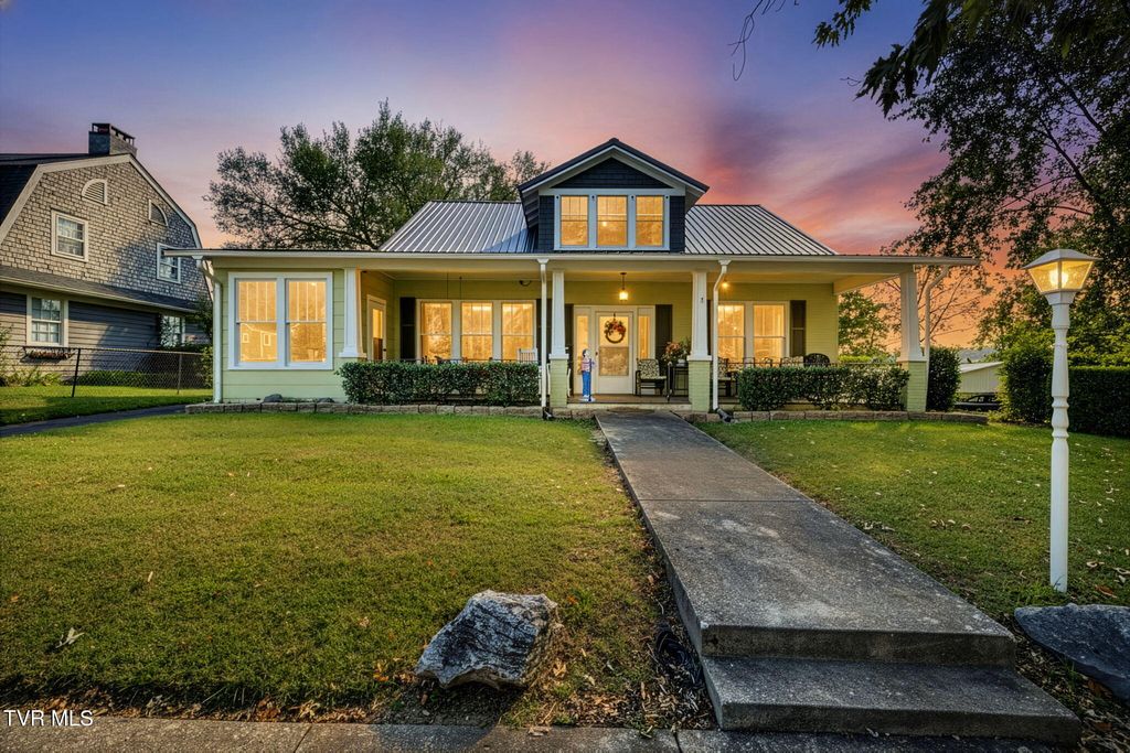 Photo of 813 Watauga Street, Kingsport, TN 37660 (MLS # 9987022)