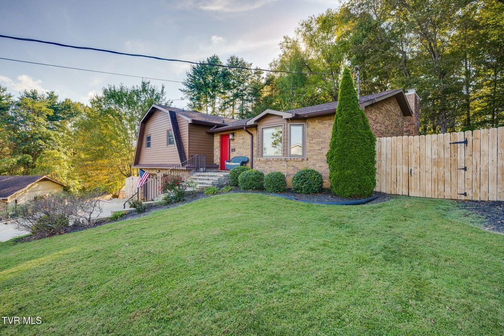 Photo of 136 Manchester Place, Kingsport, TN 37663 (MLS # 9986571)