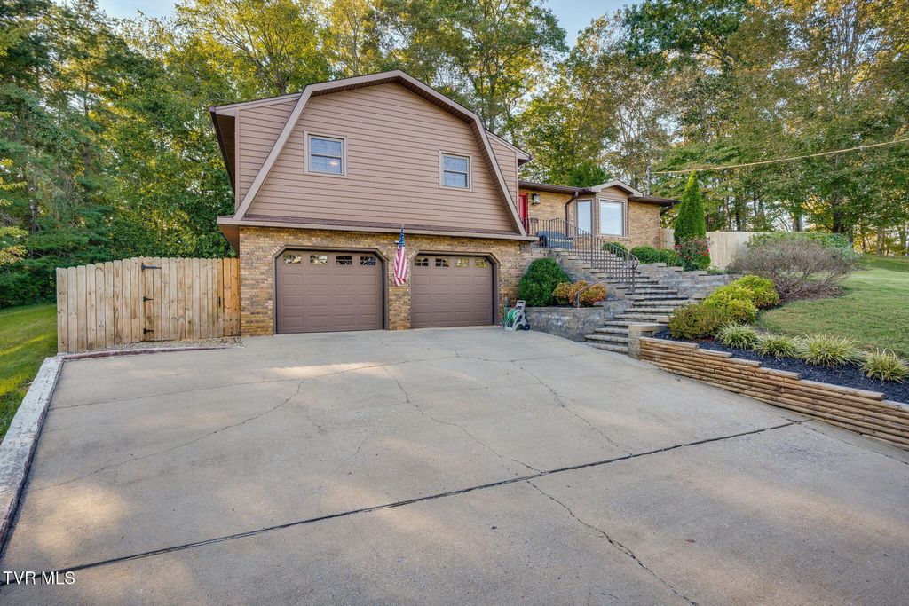 Photo of 136 Manchester Place, Kingsport, TN 37663 (MLS # 9986571)