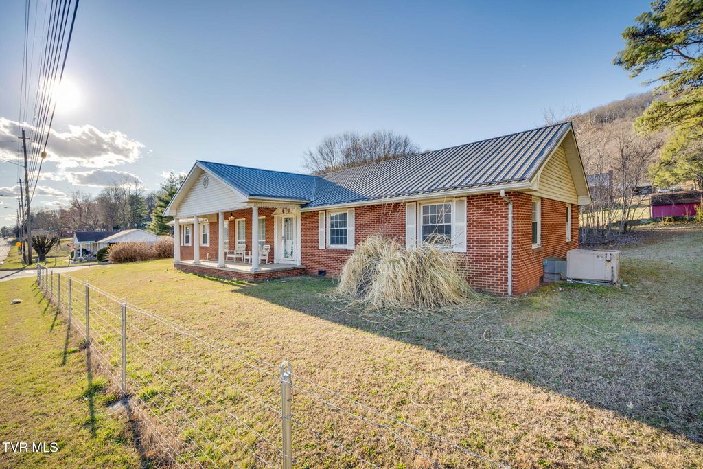 Photo of 102 Russell Drive, Rogersville, TN 37857 (MLS # 9978455)