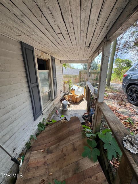Tiny photo for 931 Maple Street, Bristol, VA 24201 (MLS # 9986383)