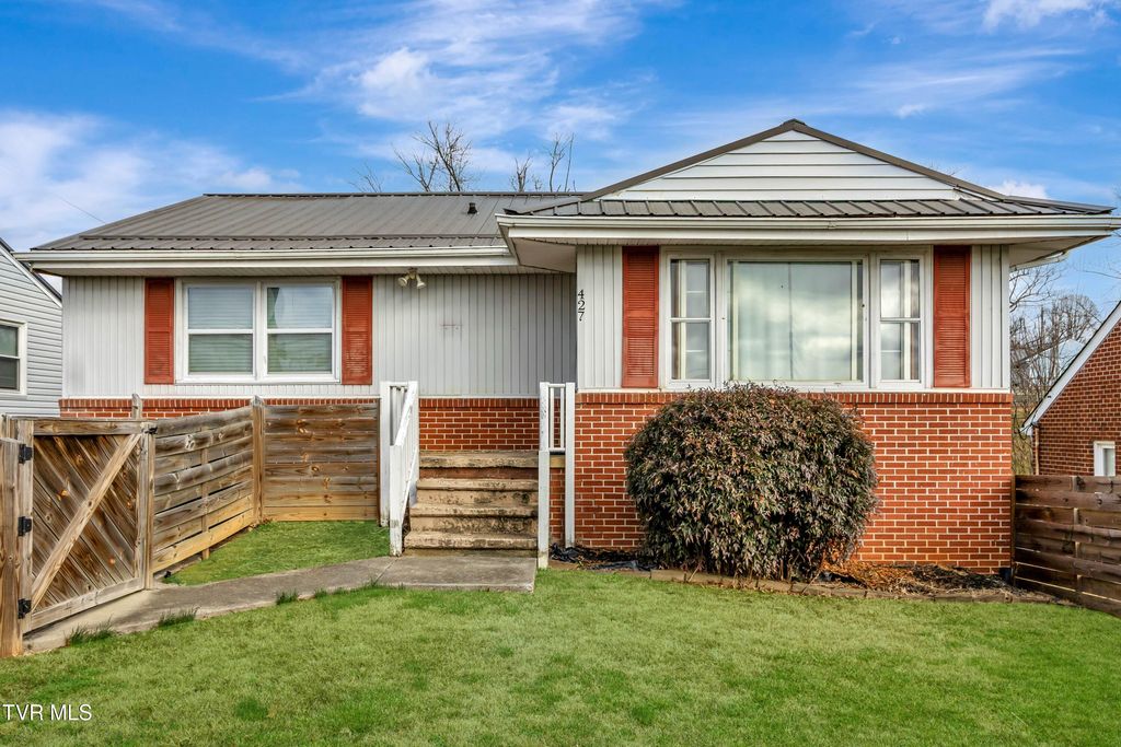 Photo of 427 Roan Street, Kingsport, TN 37665 (MLS # 9989662)