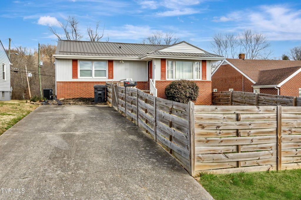 Photo of 427 Roan Street, Kingsport, TN 37665 (MLS # 9989662)