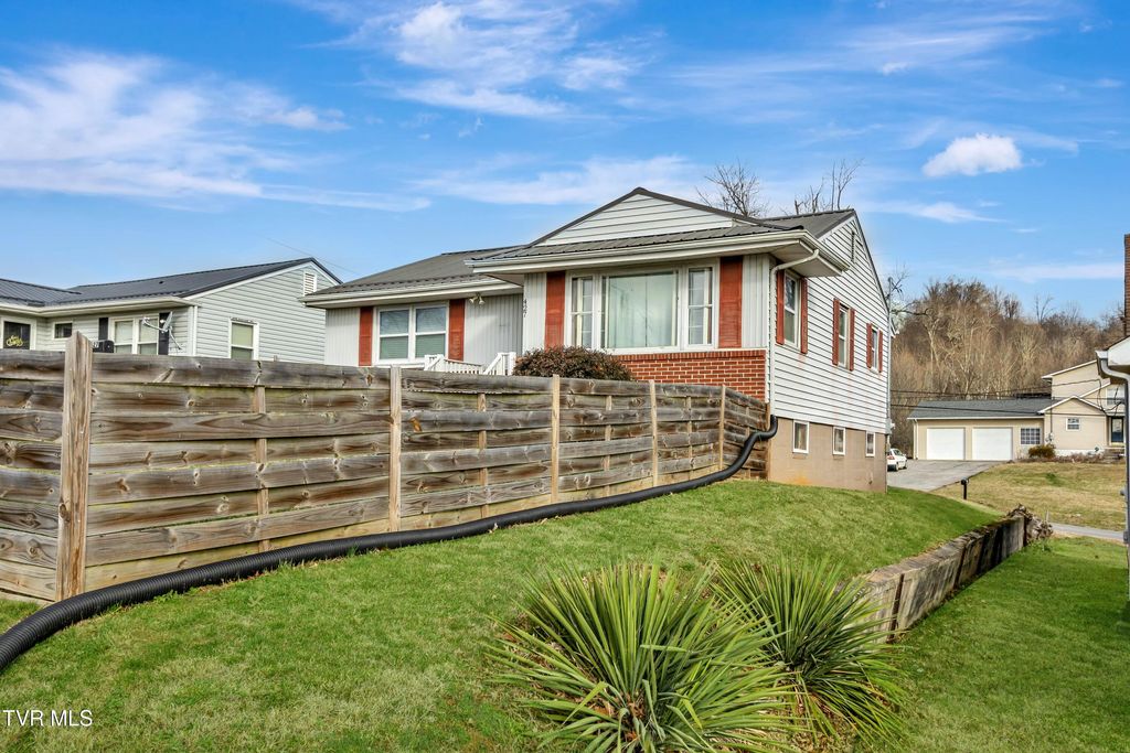 Photo of 427 Roan Street, Kingsport, TN 37665 (MLS # 9989662)