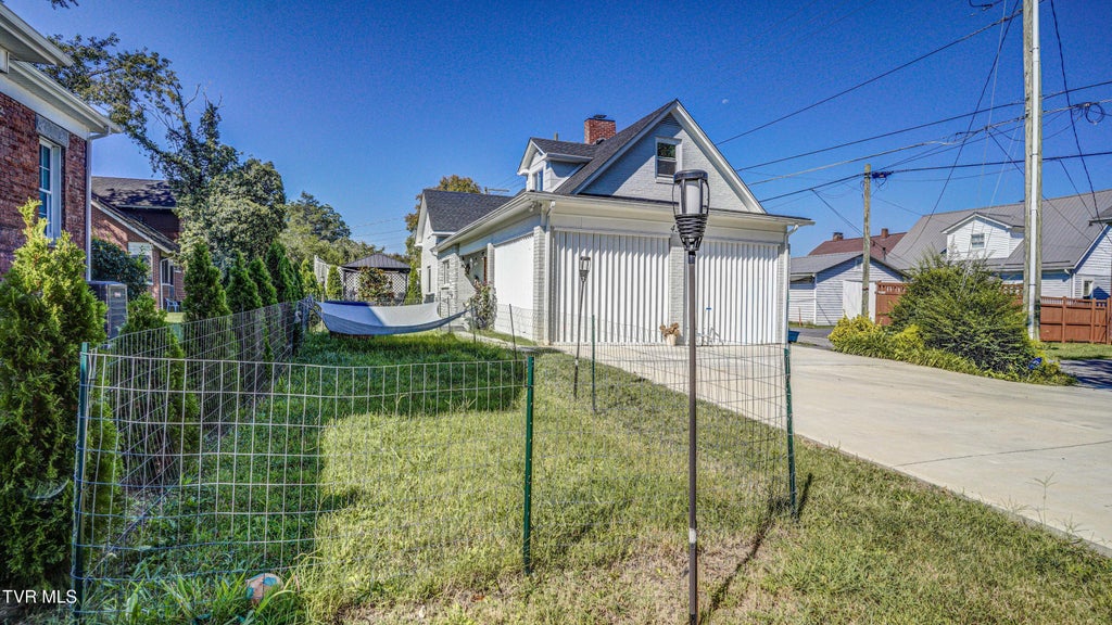 Photo of 434 Lindsey Street, Bristol, VA 24201 (MLS # 10000428)