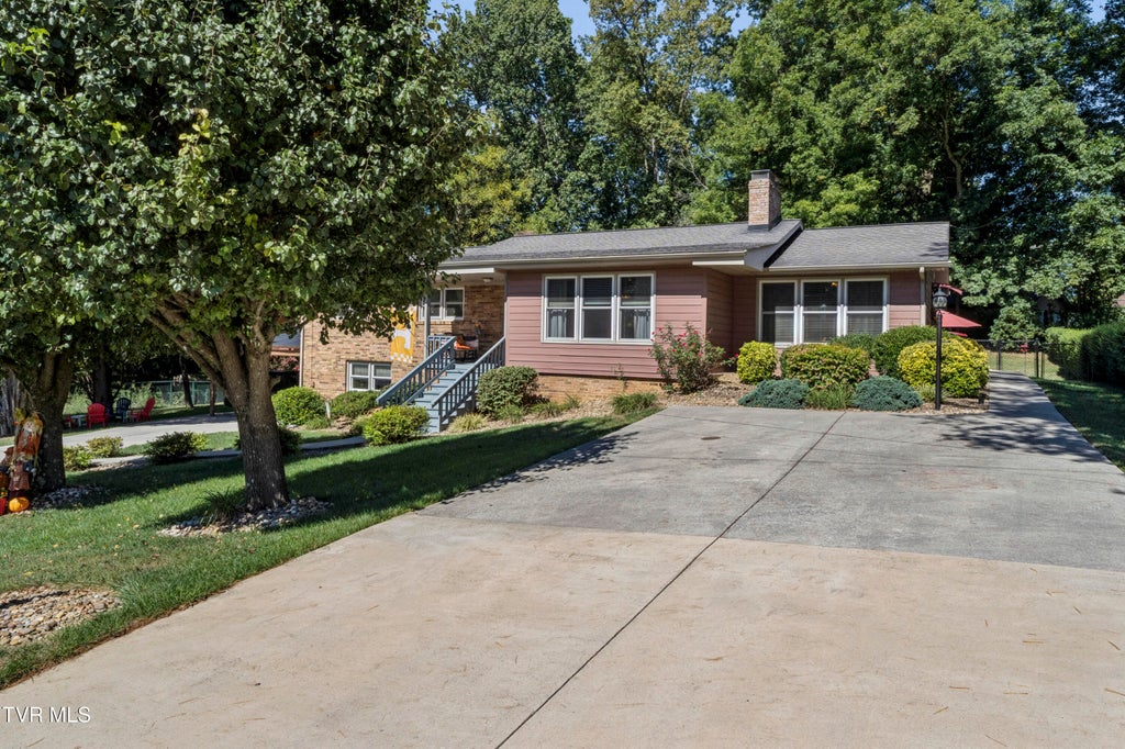 Photo of 311 Lambeth Drive, Johnson City, TN 37601 (MLS # 10001853)