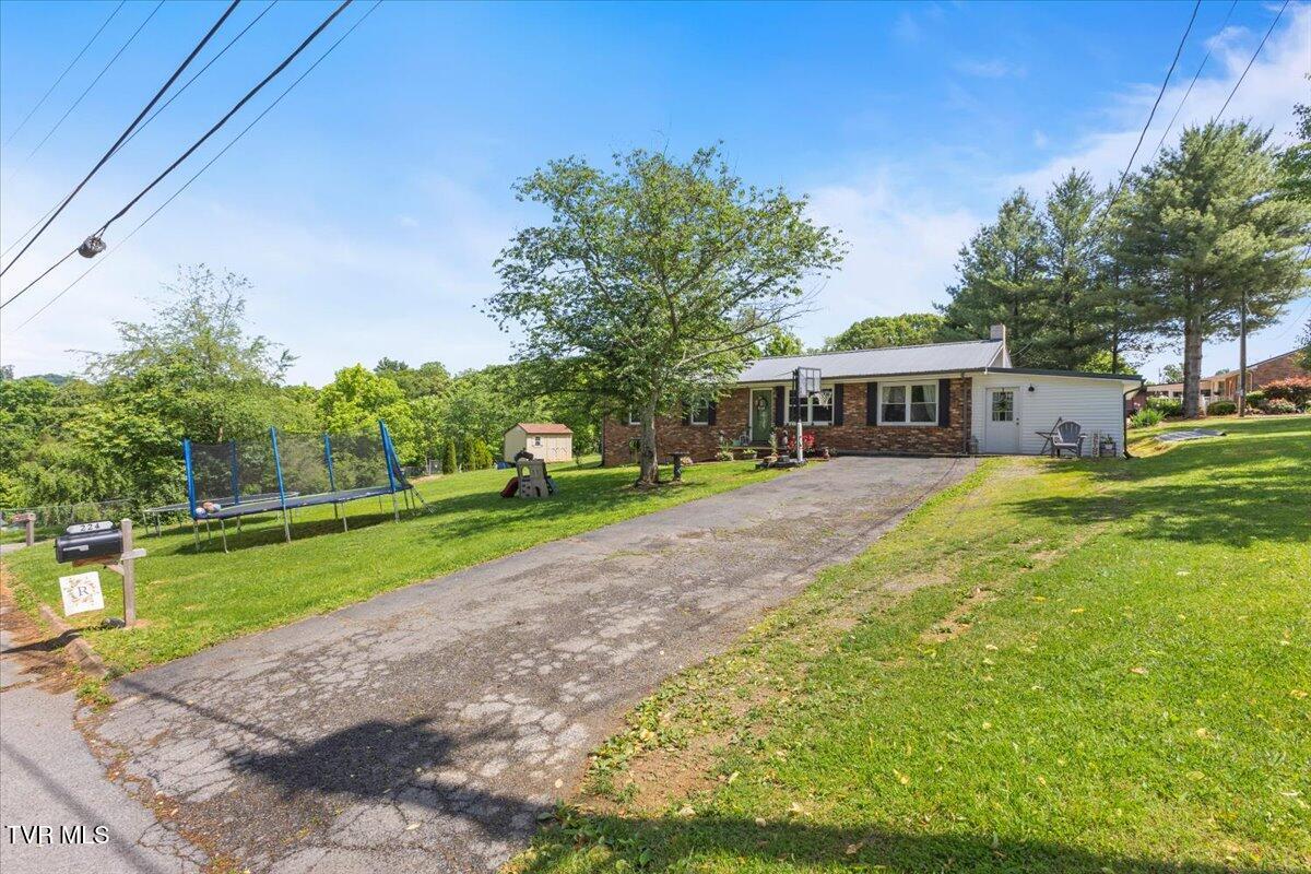 224 Dogwood Drive, Surgoinsville, Tennessee image 4