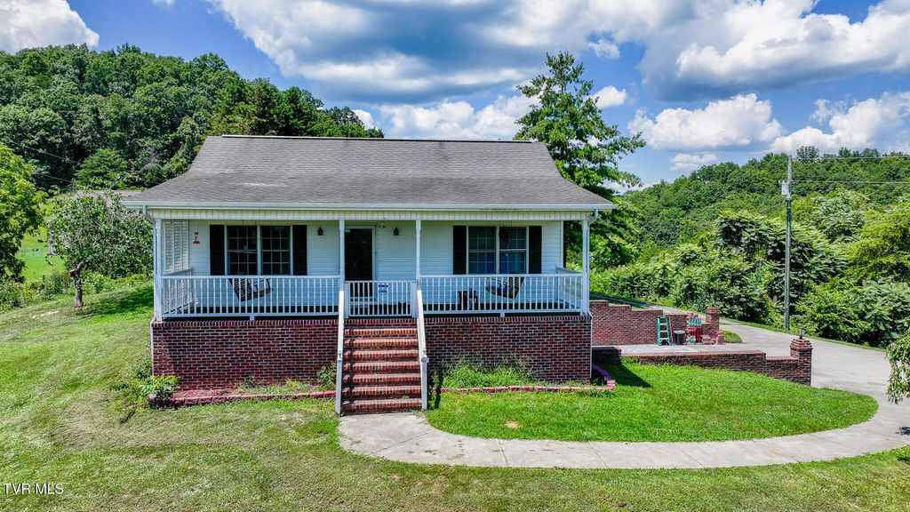 Photo of 124 Maple Crest Circle, Surgoinsville, TN 37873 (MLS # 9982821)