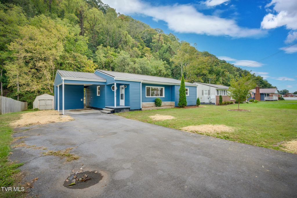 Photo of 1210 Thomas Boulevard, Elizabethton, TN 37643 (MLS # 9988928)